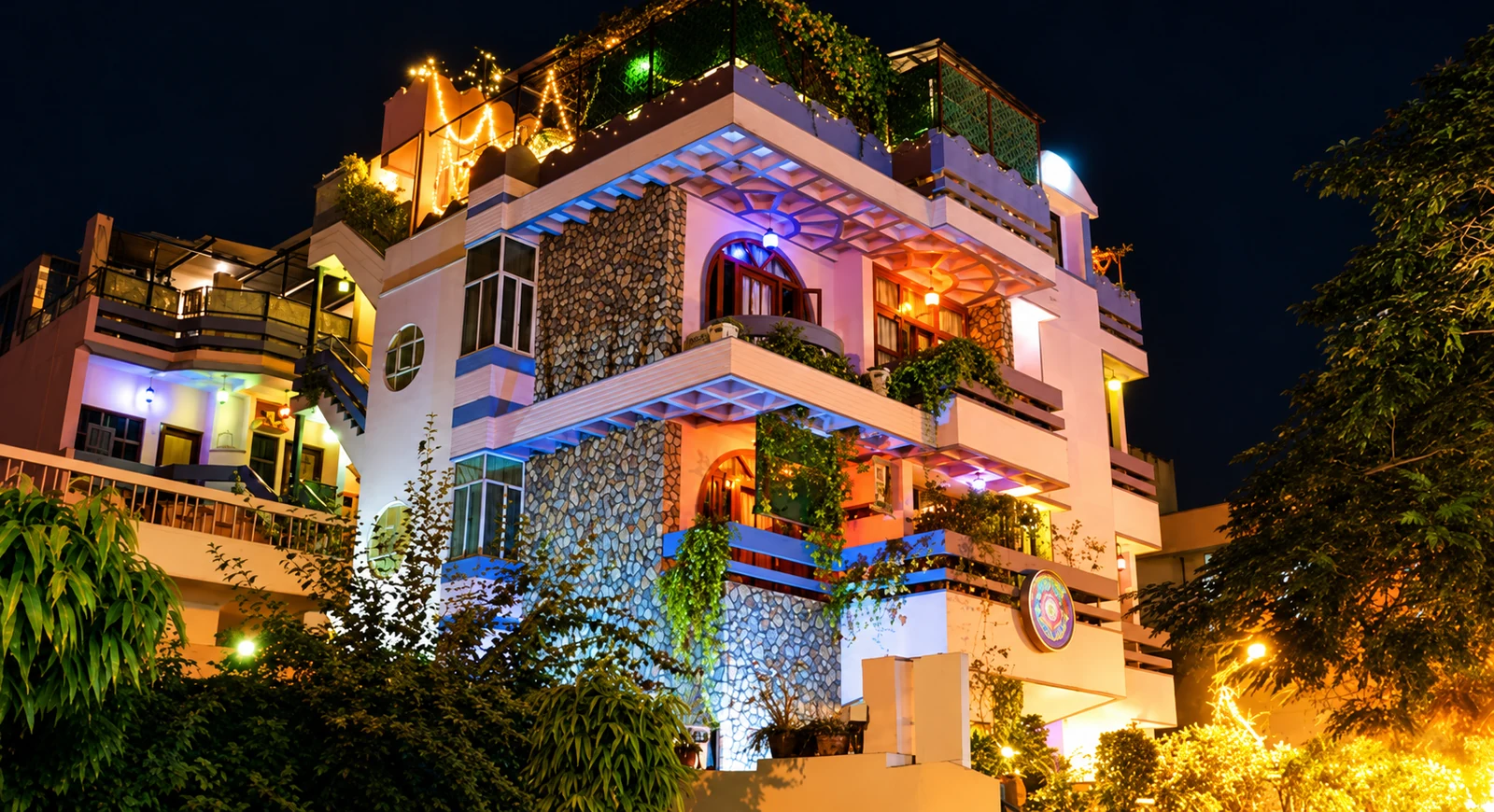 Hotel Pearl Palace in Jaipur illuminated at night